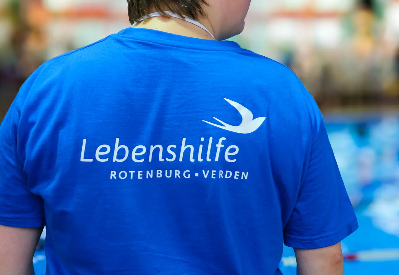 Abstrakte Verbindungslinien fuer Lebenshilfe